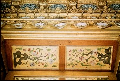 Detail: Blick von unten auf eine mit chinoisen Pflanzen
bemalten Fenster- oder Türlaibung und auf das mit
Porzellanen bestellte und behangene Gebälk, Aufn. Cürlis, Peter, 1943/1945