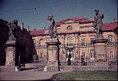 Ehrenhof und Hauptfassade, 1943/1945