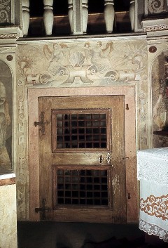 Schloßkapelle Sankt Barbara, Altarraum, nördliche Tür mit
gemalter Rollwerkbekrönung, Aufn. Weizsäcker, Ralph, 1943/1945