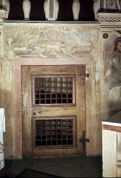 Schloßkapelle Sankt Barbara, Altarraum, südliche Tür mit
gemalter Rollwerkbekrönung, Aufn. Weizsäcker, Ralph, 1943/1945