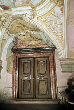 Schmalseite mit Tür zur Kleinen Kapelle, Aufn. Weizsäcker, Ralph, 1943/1945