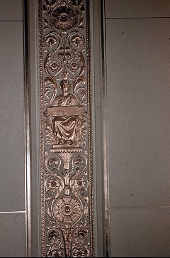 Engelfigur und Reliefranken am Pilaster neben der Empore, Aufn. Cürlis, Otto, 1943/1945