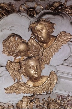 Nordwand, Puttengruppe über dem Altarbild, Aufn. Halewicz, Julius, 1943