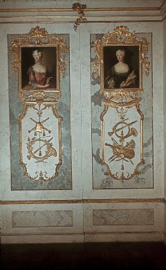 Teilansicht einer Wand mit den Bildnissen der Wilhelmine
Dorothea von der Marwitz (um 1738) und der Frau von
Schöning (um 1737), beide von Antoine Pesne, Aufn. Müller und Sohn, 1943/1945