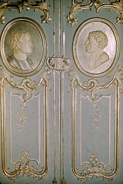 Tür der Ostwand, Detail: Reliefmedaillons mit antiken Köpfen, Aufn. Cürlis, Peter, 1943/1945