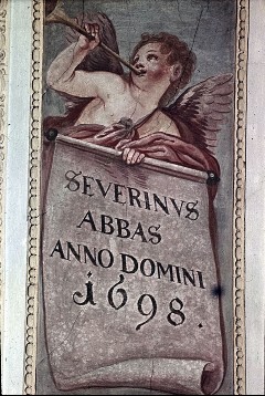 Engel mit Schriftrolle "Severinus Abbas Anno Domini 1698"
(Langhaus, 4. Gurtbogen von Westen), Aufn. Rex-Film, 1943/1945