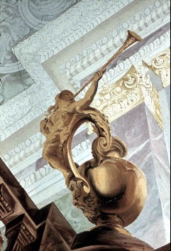 Ecke mit gemalter Balustrade, Vase mit Posaune
spielender Figur, Aufn. Cürlis, Peter, 1943/1945