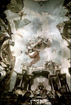 Hauptansichtsseite der Decke: Architekturprospekt mit dem
Grab des
Heiligen, darüber der Heilige in den Wolken, 1943/1945