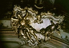 Stuckfiguren in der Mitte der Orgelempore, 1943/1945