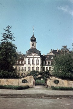 Ansicht der Gartenseite mit zweigeschossigem Mittelbau und
Uhrenturm, 1943/1945