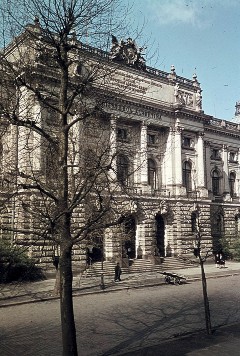 Teilansicht der Hauptfassade mit Mittelrisalit, 1943/1945