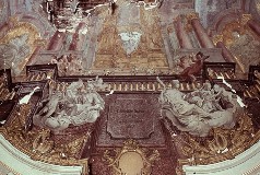 Teilansicht der der Altarwand gegenüberliegenden Schmalseite
mit den Künstlerinschriften und Datierungen zwischen
Justitia und Temperantia, Aufn. Wolff, Paul, 1943/1945