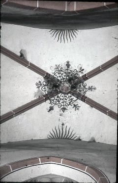 Gewölbeschluß mit dem Schlußstein und umliegenden
Blumenverzierungen, Aufn. Schulze-Marburg, Rudolf, 1943/1944
