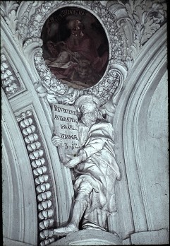 Darunter Stuckfigur des Propheten Jeremias (von Giovanni
Battista Carlone), Aufn. Roden, Bruno von, 1944/1945