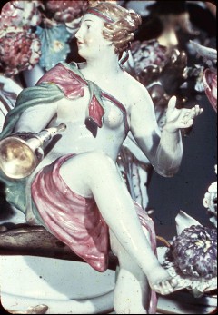 Detail: sitzende weibliche Figur, Aufn. Cürlis, Peter, 1943/1945