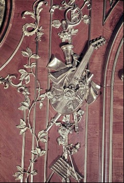 Detail: Gruppe von Musikinstrumenten am rechten Paneel derNordwestwand, Aufn. Cürlis, Peter, 1943/1945