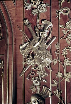 Detail: Gruppe von Musikinstrumenten am linken Paneel derNordwestwand, Aufn. Cürlis, Peter, 1943/1945