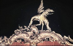 Detail: Vogel auf dem unteren Rahmen des Spiegels in derNische der Westwand, Aufn. Cürlis, Peter, 1943/1945
