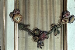 Detail: Tür der Nordwand, Blumengehänge am linken Flügel,
oben, Aufn. Cürlis, Peter, 1943