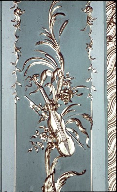 Detail: Geige mit Bogen am Paneel der Nordwand, Mitte, Aufn. Cürlis, Peter
Cürlis, Peter, 1943