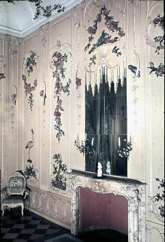 Teilansicht der Westwand mit den beiden linken Wandfeldern
und dem Spiegel mit Kamin, Aufn. Cürlis, Peter, 1943/1945