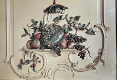 Detail: Weißstorch mit Früchten auf der Südwand, erstes
Wandfeld von rechts, Ausschnitt: Früchte, Aufn. Cürlis, Peter, 1943/1945