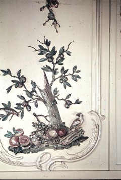 Detail: Baumstumpf mit Vögeln und Früchten auf der Westwand,
Wandfeld rechts neben dem Kamin, Aufn. Cürlis, Peter, 1943/1945