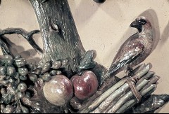 Detail: Baumstumpf mit Vögeln und Früchten auf der Westwand,
Wandfeld rechts neben dem Kamin, Ausschnitt: Kernbeißer, Aufn. Cürlis, Peter, 1943/1945