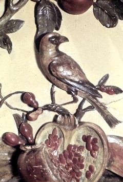 Detail: Baumstumpf mit zwei Vögeln und Früchten auf der
Ostwand, zweites Wandfeld von links, Ausschnitt: Kernbeißer, Aufn. Cürlis, Peter, 1943/1945