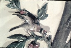 Detail: Baumstumpf mit zwei Stieglitzen und Früchten auf der
Westwand, zweites Wandfeld von links, Ausschnitt: linker
Stieglitz, Aufn. Cürlis, Peter, 1943/1945