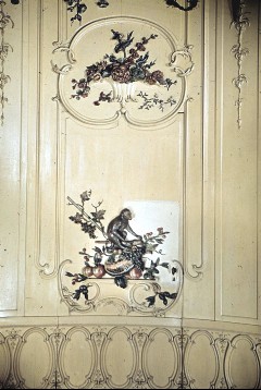 Teilansicht: untere Hälfte der Vertäfelung in der
Nordwestecke mit einem Affen mit Früchten (unten) und einer
Blumenschale (oben), Aufn. Cürlis, Peter, 1943/1945