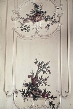 Teilansicht: untere Hälfte der Vertäfelung an der östlichen
Nordwand mit Blumenschale (oben) und einem Eichhörnchen mit
Früchten (unten), Aufn. Cürlis, Peter, 1943/1945