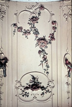 Teilansicht: obere Hälfte der Vertäfelung in der Nordostecke
mit Blumen (oben) und einer Blumenschale (unten), Aufn. Cürlis, Peter, 1943/1945