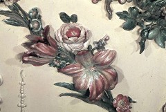 Detail: Früchteschale und Blumen auf dem Wandfeld über dem
Spiegel der Westwand, Ausschnitt: Blumen, Aufn. Cürlis, Peter, 1943/1945