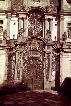 Schmiedeeisernes Tor vor der Westfassade, Aufn. Schulze-Marburg?, Rudolf, 1943