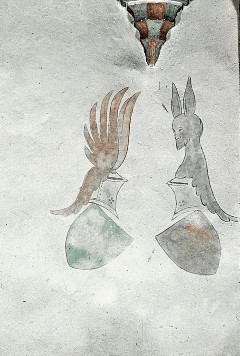 Detail: zwei Wappenschilde mit Helmzier unter einer
Gewölbekonsole, Aufn. Schulze-Marburg, Rudolf, 1943/1944