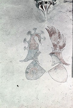 Detail: zwei Wappenschilde mit Helmzier unter einer
Gewölbekonsole, Aufn. Schulze-Marburg, Rudolf, 1943/1944