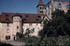 Ehemalige Klausur, Ostflügel, Ostseite mit der Apsis der
Abtskapelle, Aufn. Löwenstein, Ursula von, 1943/1945