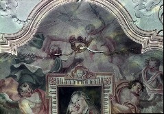 Detail: ein Engel bekrönt das Gnadenbild, darüber das
Zeichen der Dreifaltigkeit, Aufn. Rex-Film, 1943/1945