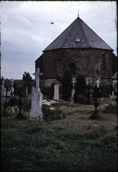 Aussenansicht mit Friedhof, Aufn. Weizsäcker, Ralph, 1943/1945