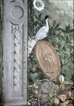 Detail: exotischer Vogel auf einem steinernen Medaillon
sitzend, Aufn. Rex-Film, 1944/1945