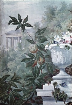 Detail: Gartenvase mit Blumen und Tempel im Hintergrund, Aufn. Rex-Film, 1944/1945