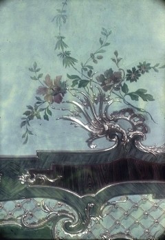 Detail: Übergang vom Deckenspiegel zur Bordüre mit gemalten
Blumenranken und vergoldeten Stuckrocaillen, Aufn. Rex-Film, 1944/1945