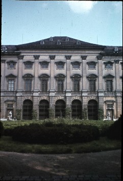 Ansicht der Hauptfassade von der Fürstengasse, Aufn. Rex-Film, 1943/1945