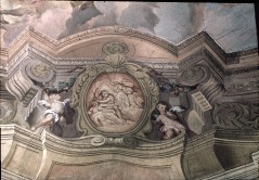 Detail: Kartusche mit Grisaillebild: Perseus enthauptet mit
Hilfe von Minerva die Medusa (Randzone), Aufn. Rex-Film, 1943/1945