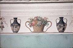 Detail: nach oben abschließendes Band mit antiken Vasen und
Blumenschalen, Aufn. Müller und Sohn, 1943/1945