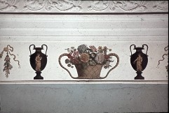 Detail: nach oben abschließendes Band mit antiken Vasen und
Blumenschalen, Aufn. Müller und Sohn, 1943/1945