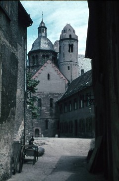 Westbau mit angrenzenden Stiftsgebäuden, von Süden, Aufn. Wolff, Paul, 1944