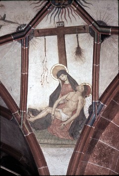 4. Joch von Westen: Pieta unter dem Kreuz mit
Marterwerkzeugen, Aufn. Schulze-Marburg, Rudolf, 1943/1944