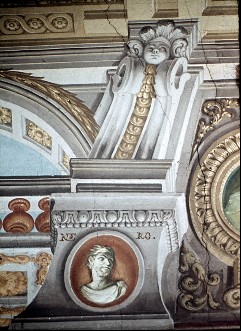 Detail: Architekturmalerei, Büste des Kaisers Nero, Aufn. Halewicz, Julius, 1943/1945